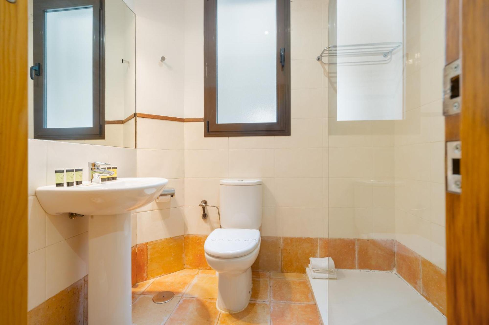 3 Bedrooms 2 Bathrooms Furnished - Triana - Great - Mintystay * Sevilla